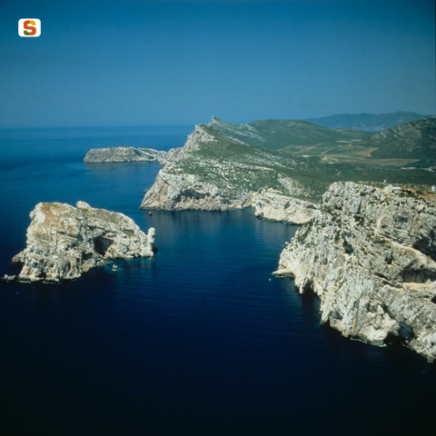 Alghero, veduta aerea di Capo Caccia, Grotta dei Colombi e Grotta di Nettuno